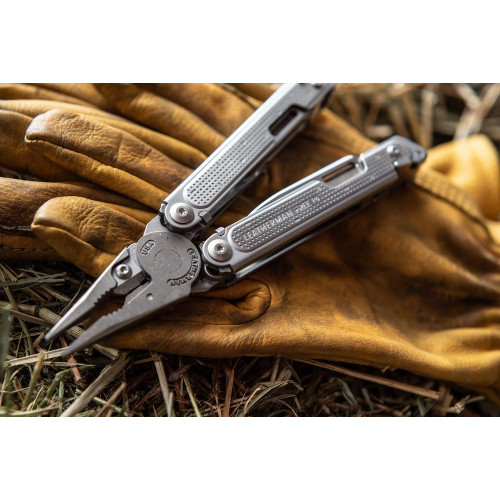 Мультитул Free P4